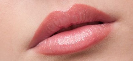 De lipliner-tatoeage is hét alternatief voor fillers
