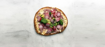 Lunchtip: flammkuchen met radijs, avocado en geitenkaas