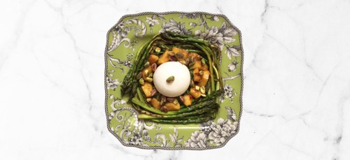 Lunchtip: Burrata met gegrilde perzik en groene asperges