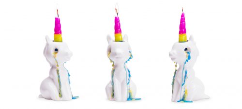 Deze Unicorn kaars huilt gekleurde tranen als je 'm aansteekt