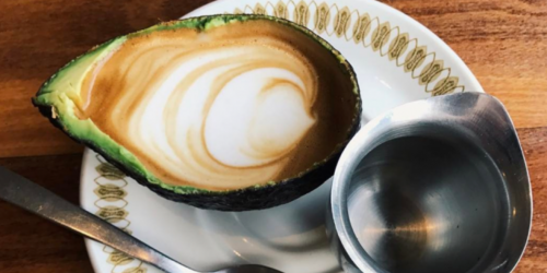 Zou het lekker zijn: latte in een avocado?