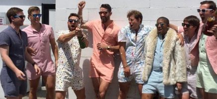 Het Internet gaat los over mannen in rompers