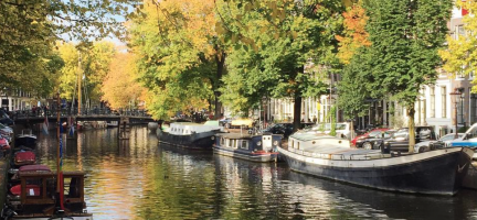 Varen over de Amsterdamse grachten met Barqo