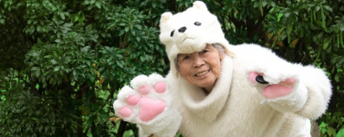 Deze Japanse oma stunt er op los en legt alles vast op selfies