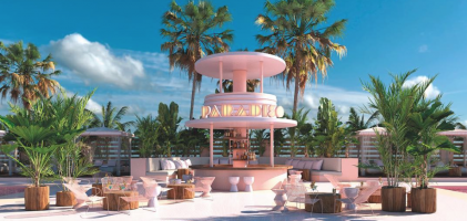 Ibiza? Leuk... Slapen in dit roze hotel op Ibiza? EEN DROOM!