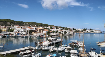 Spetses is het Griekse eiland waar de royals vakantie vieren