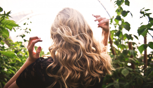 6 dingen die vrouwen met prachtig haar iedere dag doen