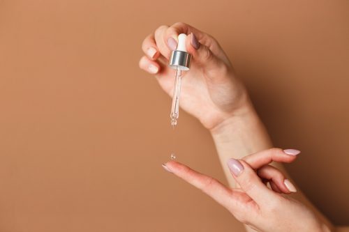 Vergeet dit lichaamsdeel niet als je je serum aanbrengt!