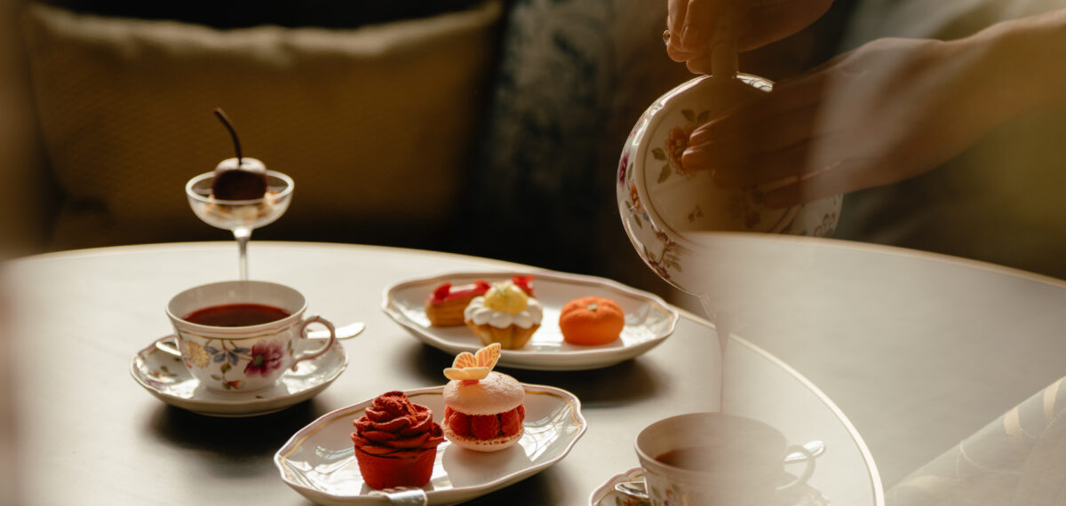 Theeleuten op stand bij de afternoon tea van The Court in het ...