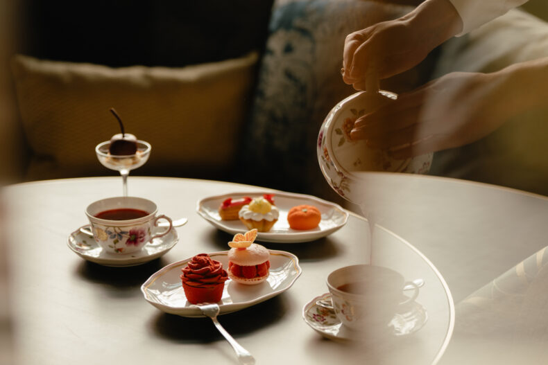 Theeleuten op stand bij de afternoon tea van The Court in het ...